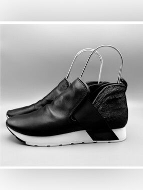 Dolce Vita Women’s Size 8.5 Black Leather Slip-On Sneakers Sequin Back